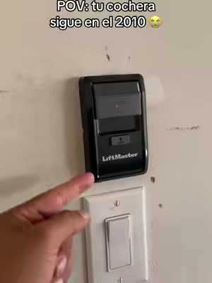 Yo pensando que ese control era lo más normal hasta que descubrí esto 😂🏠 #myQ #garagesecurity #smartgarage 