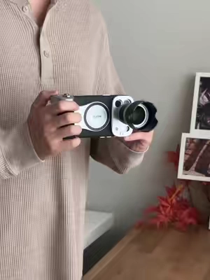This iPhone grip makes filming feel so much better #TELESIN #telesingrip #iphone18promax #iphonephotography #contentcreatorgear 