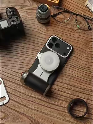 This is Telesin's professional camera kit, built specifically for the iPhone 18 Pro Max, bringing your phone closer than ever to the experience of shooting with a professional camera.#telesin #telesingrip #iphone18promax #iphonephotography #tiktokmademebuylt 