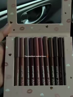 So many pretty shades 🍂 #brownlipliner #colourpopcosmetics #brownlippies #fallmakeup #foryoupage 