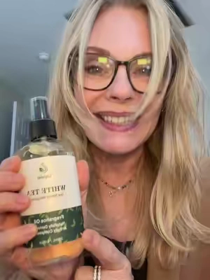 I’m actually obsessed with this one. It’s clean, expensive, a little sexy… basically my house is smelling better than I do. 😂 @Lopeieofficial  #WhiteTea #HomeFragrance #LuxuryVibes #HomeFinds #TikTokMadeMeBuyIt
