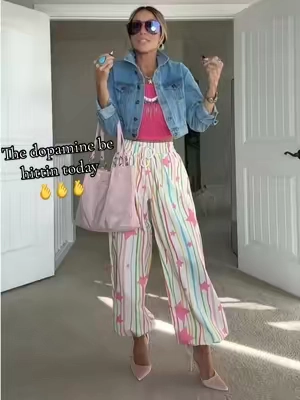 These pants are an instant mood boost. 🌈⭐️ The stars, the stripes, the colors, the wide-leg or cinched fit… I’m OBSESSED. And paired with the cropped denim & pops of pink?! This whole outfit just makes me happy. 💕 #D#DopamineDressingS#StatementPantsC#ColorfulFashionOver40Style#OOTD  