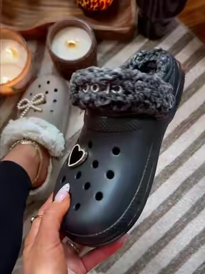 Crocs fleece lined clogs give all the cozy vibes ☁️🖤🍂🤎 #crocs #crocsfleecelinedclogs #crocsseptemberspotlight #tiktokshopcreatorpicks 