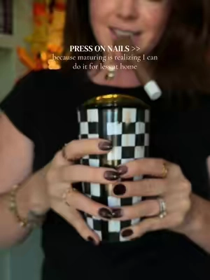 No one can convince me press-on nails aren’t the obvious choice #pressonnails #glamnetic #nailinspo #fallnails #stockingstuffer @Glamnetic 