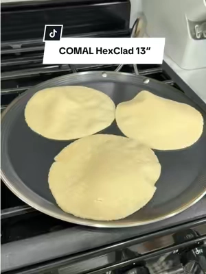 Respuesta a @zaira pascacio El comal híbrido HexClad de 13 pulgadas ofrece una superficie amplia para preparar desde desayunos hasta carnes y vegetales. Se mantiene plano, cocina uniformemente y permite que los alimentos se desprendan usando muy poco aceite es de @HexClad  #HexClad #HexCladGriddle #HybridCookware #KitchenEssentials #TikTokShopCreatorPicks