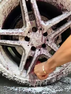 ¡Transforma tus llantas rápida y fácilmente con Two Face Wheel Cleaner! #chemicalguys #detailing #parati #fypchallenge