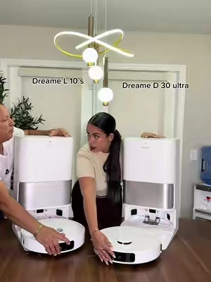 Dreame D30 Ultra vs Dreame L10s Ultra 🤖 ¿Cuál tiene más sentido para tu casa? Pusimos estos dos robots aspiradores Dreame frente a frente y fuimos comparando funciones, limpieza y comodidad en el día a día. El Dreame D30 Ultra destaca por su potente succión, sus mopas giratorias, la limpieza de bordes y una base que ayuda a automatizar gran parte del mantenimiento. Una comparación perfecta si estás buscando un robot aspirador y trapeador que haga mucho más que simplemente aspirar. #DreameD30Ultra #RobotAspirador #tiktokshopblackfridaydeals #tiktokshopstockup #tiktokshopcreatorpicks 