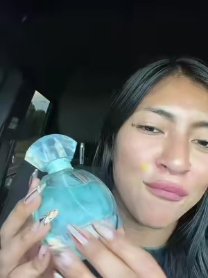 Buscas un perfume que huela delicioso y tenga una presentación hermosa? 😍💙 Este perfume frutal y floral es perfecto para darle un toque especial a tu día. ¡Consigue el tuyo en el carrito naranja! 🛒✨ #PerfumesParaMujer #PerfumeFavorito #TikTokShopFinds #Belleza #YCZ