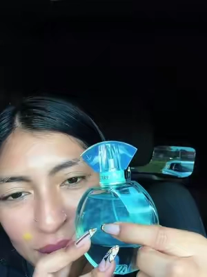 Un aroma que enamora desde el primer instante! 😍✨ Sapphire Sand de YCZ combina notas frutales y florales para una fragancia fresca, romántica y encantadora. ¡Agrégalo a tu colección! 💙 #PerfumeDeMujer #SapphireSand #TikTokShop #Perfumes #Fragancias