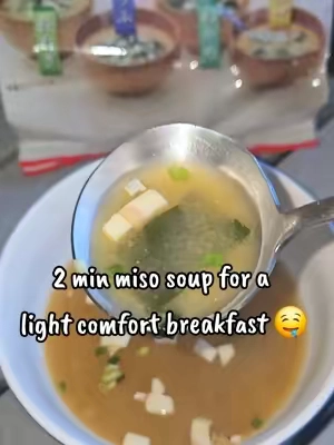 Don't skip breakfast, try sipping on some warm, delicious miso soup instead. 🍲@Weee Asian Supermarket #misosoup #miso #breakfastideas #easymeal #girldinner 