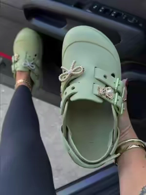 @Crocs #crocs #fallshoes #tiktokshopstockup #CrocsSeptemberSpotlight #crocsshoes 