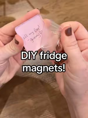 These DIY magnets are so simple yet so thoughtful/ creative! 🤩🎁