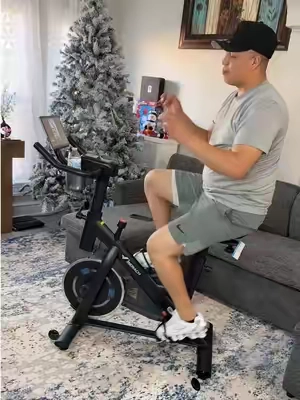 bicicleta Merach es perfecta para hacer cardio desde casa sin ocupar demasiado espacio. Tiene resistencia ajustable, asiento cómodo y una pantalla que te ayuda a monitorear tu entrenamiento mientras trabajas piernas, glúteos y abdomen. Ideal para sudar, quemar calorías y entrenar a tu ritmo sin pagar gimnasio. #MerachBike #CardioEnCasa #GymEnCasa #HomeWorkout #tiktokshopfinds 