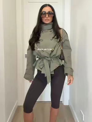 This trench coat with the cinched waist is still one of my faves 🤌🏼 @YeeZaa #trenchcoat #trench #falljacket 