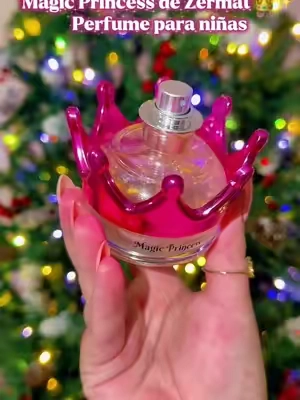 @Zermat USA Un perfumito dulce y delicado para pequeñas princesas 💕 Con aroma frutal y floral, un toque de vainilla y caramelo, y brillitos que lo hacen todavía más especial. ✨