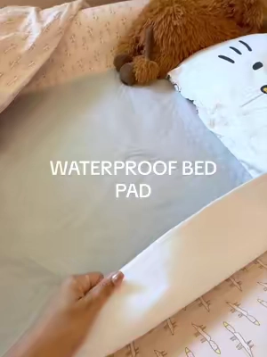 help your toddler transition out of pull-ups with these waterproof bed pads @Improvia #pottytraining #waterproofpad #bedpads #toddlersleep 