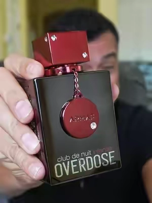 ARMAF Club de Nuit Intense Overdose Extrait de Parfum para hombre abre fresco y frutal con bergamota y piña y evoluciona hacia un perfil más cálido con ámbar y tonka. Una fragancia versátil para diferentes ocasiones durante todo el año. #ClubDeNuit #IntenseOverdose #ARMAF #PerfumeParaHombre #PerfumeTok