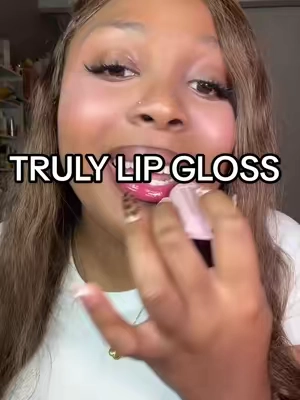 Now this is how you do a high shine gloss!😍🤏🏽🫦✨#trulylipgloss #trulybeauty #lipgloss #tiktokshopstockup 