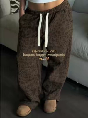 obsessed with these espresso brown leopard baggy sweatpants🐆☕️🤎 went 1 size up to a M for a baggier fit! 

#baggysweatpants #sweatpants #leopard #leopardprint 