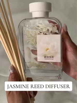 The aromas is jasmine rain 💕. Fresh scent with a blend or earthy and light green florals #jasmine #jasminescent #teascent #reeddiffusers #spa 