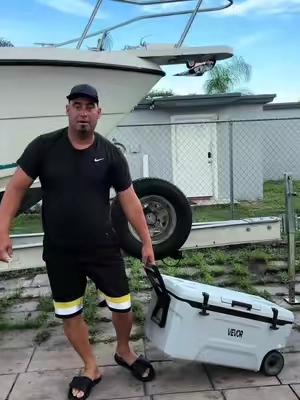 Este VEVOR 74 QT es perfecto para camping, pesca, playa y días al aire libre 🏕️🎣. Tiene gran capacidad, aislamiento para mantener tus bebidas y alimentos fríos, ruedas para transportarlo fácilmente y portavasos integrado. ¡Ideal para llevar todo el frío contigo sin complicaciones! 🧊🔥#tiktokshopstockup #(Fallpicks) VEVOR 74 QT Rolling #Cooler #CampingGear #FishingGear    