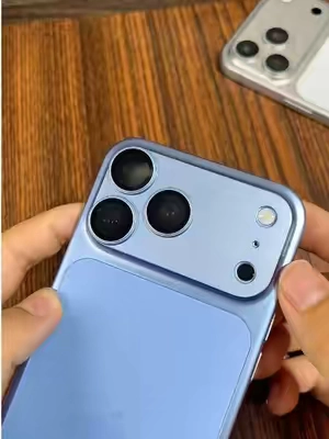 📸✨ ¿Lentes de cámara rayados? Este protector le da a tu teléfono un look renovado en segundos y añade una capa extra de protección. ¡Perfecto para el día a día! 👀 #ProtectorDeCamara #iPhone18Pro #AccesoriosiPhone #ProteccionCelular #SohoChic 