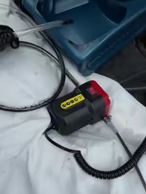 🎄 ¿No sabes qué regalarle a papá esta Navidad? Regálale algo que de verdad va a usar. 🔥🔧 Si tu papá todavía cambia el aceite tirado en el suelo, esta bomba le va a encantar. 😂 Enchúfala a la batería, mete el tubo por la varilla del aceite, prende el interruptor y deja que la bomba haga el trabajo. 12V, 80W y autocebante, perfecta para cambios de aceite en autos, camiones, RVs y barcos. Nada de gato, nada de bandeja de aceite y, sobre todo, nada de terminar con la espalda contra el frío cemento. 🎁 Un regalo práctico que papá realmente va a usar. Si todavía está disponible, yo no me lo pensaría dos veces. 🔥#RegaloParaPapa #RegaloDeNavidad #OilExtractor #OilChange #CarTools  
