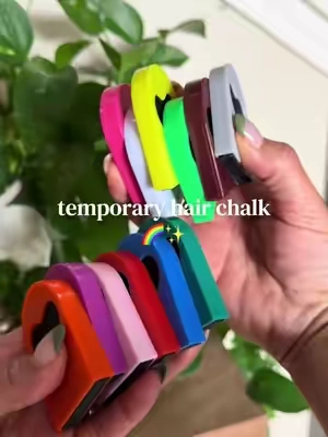 Sooo cute especially for those days when they have to wear specific colors to school!😍✨ #hairchalk #temporaryhaircolor #coloredhighlights 
