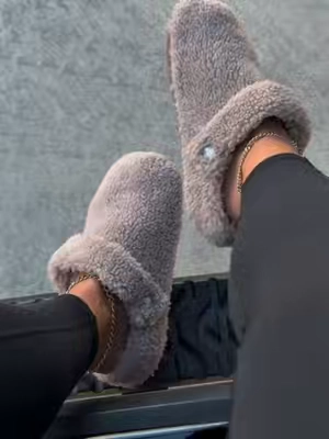 Two years later and these are STILL in my slipper rotation 🙌🏼 If you’ve been waiting on the Crocs Classic Cozzzy Slippers, definitely check the deal they’re showing today because it keeps changing! 🤎 #Crocs #CrocsSlippers #CrocsClassicCozzzy #CozyShoes #FallShoes