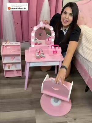 Respuesta a @Romero y Mexicana. Un pequeño salón de belleza dentro de su habitación 💕 Este set infantil de siete piezas incluye tocador con luces, silla estilo salón y gabinete con almacenamiento para guardar sus accesorios mientras disfruta del juego imaginativo #KidsVanity #PretendPlay #KidsPlayroom #tiktokshopstockup #tiktokshopcreatorpiks