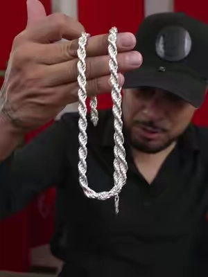 Cadena Rope plateada de HolyLegend con recubrimiento de plata 10X más grueso, capa nano anti-tarnish y diseño flexible que refleja la luz desde distintos ángulos. Disponible en 4 mm, 6 mm y 8 mm para elegir entre un look más discreto o con mayor presencia. #HolyLegend #RopeChain #CadenaPlateada #JoyeriaHombre #AccesoriosHombre