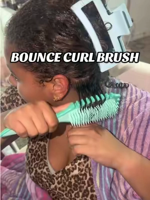 We love @BounceCurl products 🤩👩🏽‍🦱 #bouncecurl #bouncecurlbrush #curlyhair #slickflexdefinebrush #tiktokshopstockup 