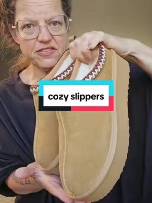 This new color way is perfection 👌  #slippers #cozyslippers #cozyshoes #clogs #suedeshoes 