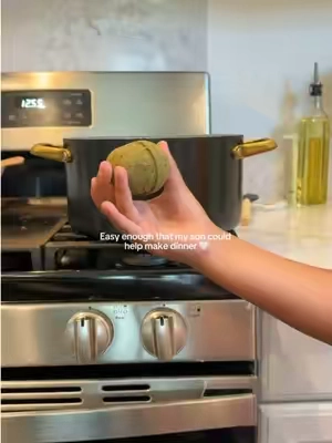 So easy and delicious! Perfect for an easy pozole night! 🤤💚 @EZ Bombs  #ezbombs #easydinnerideas #pozoleverde #pozolebomb #quickrecipes 