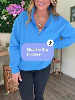 The perfect lightweight fleece for those in-between fall days 💙 Cozy without feeling too heavy, and this bright blue looks SO good with black leggings!  @Fisoew Sports 