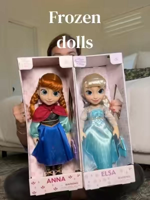 Anna & Elsa fans are going to LOVE this set! ❄️💙 Two dolls for all the Frozen-inspired pretend play!! @Disney Store #elsa #frozen #doll #girlmom #disneystore 
