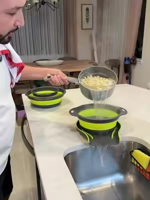 why am I just finding out about this?! #collander #kitchenessentials #KitchenHacks 