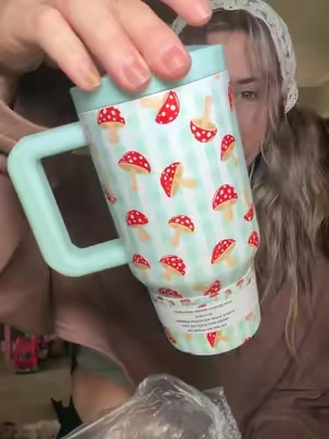 the new Mug Buddy’s are ceramic coated, with their new one lid system, and sooo many cute prints🤍 I’m so ready for hot coffee weather ☕️🤭 #mugbuddy #tumblermug #coffeetumbler @Frost Buddy 
