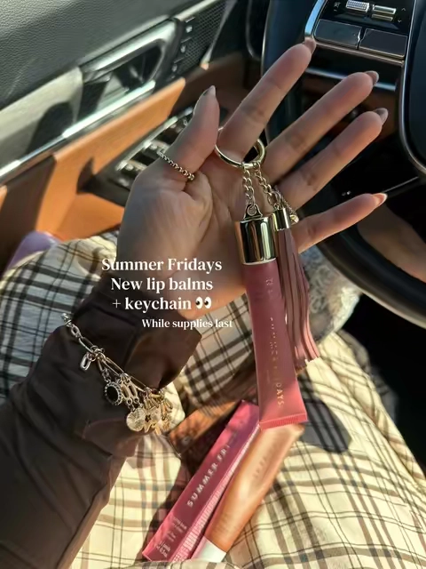 RUNNNN 🎀 the new Summer Fridays holiday Butter Balms just dropped and you can get the limited edition keychains too 😭 such a cute gift!! #summerfridays 