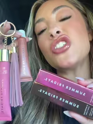 MOCHA BON BON R U KIDDING! Two new exclusive holiday @Summer Fridays shades!!!! 🏃‍♀️ + a free GWP keychain when you get the duo (while supplies last!)