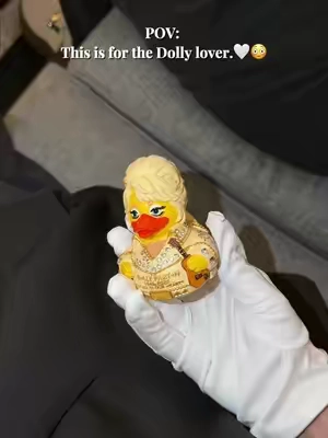 Dolly gave the world more than music，she gave people something to believe in. This little keepsake is a way to remember that feeling. Forever a country music queen, forever part of our story. 🥹💕#dolly #dollyparton #gift #duck #tiktokshopstockup 