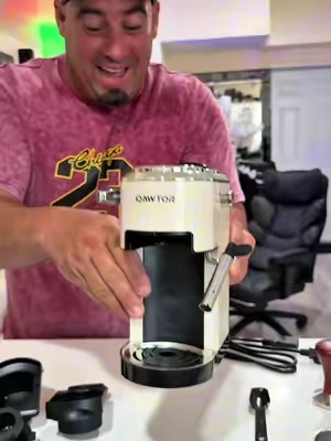 🔥 Café donde quieras y cuando quieras ☕ Esta QAWTOR Portable Espresso Maker tiene 20 bares de presión, funciona con cápsulas y café molido y además incluye espumador de leche. Perfecta para llevar al camping, en el carro, a la oficina o de viaje. ¡Una cafetera compacta para preparar tu espresso sin complicaciones! 🚗🏕️☕ #tiktokshopstockup #QAWTOR Portable Espresso Maker #CoffeeTok #Espresso #EspressoLover   