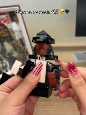 MJ fans… you NEED to see this. 👀👑🖤 A building block tribute inspired by an iconic MJ look. Build your favorite moment and make it part of your collection. ✨ #M#MJFansM#MichaelJacksonK#KingOfPopM#MJloverBuildingBlocks 