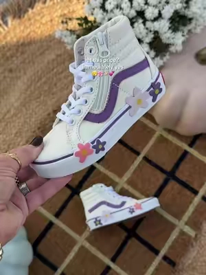 These little kids high top vans are so darn cute #vans #kidsshoes #hightopshoes #girlmom @vans 