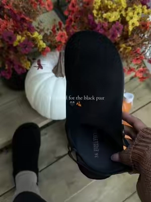 True to size platform clogs 🖤 #PlatformClogs #BlackClogs #FallShoes #ComfyShoes #spotlightfinds 