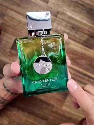 ARMAF Club de Nuit Élite Eau de Parfum para hombre tiene un perfil fresco, verde y cítrico con té verde, manzana, vetiver y cedro. Ideal para clima cálido, oficina, comidas, citas de día y uso casual cuando quieres oler limpio sin traer algo dulce o pesado. #ClubDeNuitElite #ARMAF #PerfumeFresco #PerfumeParaHombre #FraganciasHombre 