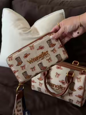 The cutest matching wrangler bag & wallet 🤎👢 #wrangler #vaqueraoutfits #westernbag #wranglerbags 