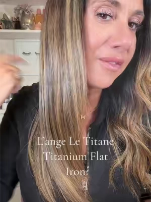 I have never flat ironed my hair so fast….EVER!!! The L’ange Le Titane 1.75-inch flat iron covers more hair, and LOOK at that shine after one pass on mine. Do yourself a favor do NOT even hesitate. Best money you’ll ever spend!   @langehair    #flatiron  #straighthair  #frizzfreehair  #lange  