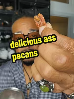 I don't understand why these pecans taste so damn good!! I can't just eat one!! sweet and salty roasted to perfection!! #pecans #sweetandsalty