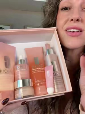 Clinique really said DRY SKIN WHERE?! 💦 This Moisture Surge bundle is basically a full head-to-toe hydration routine in one set—and the value is WILD. If your skin gets dry, tight or dull once the weather cools down, THIS is the bundle I’d grab while it’s still available. 👀 @Clinique Store  #Clinique #cliniquesbdchallenge #CliniqueMoistureSurge #DrySkin #SkincareOver35 